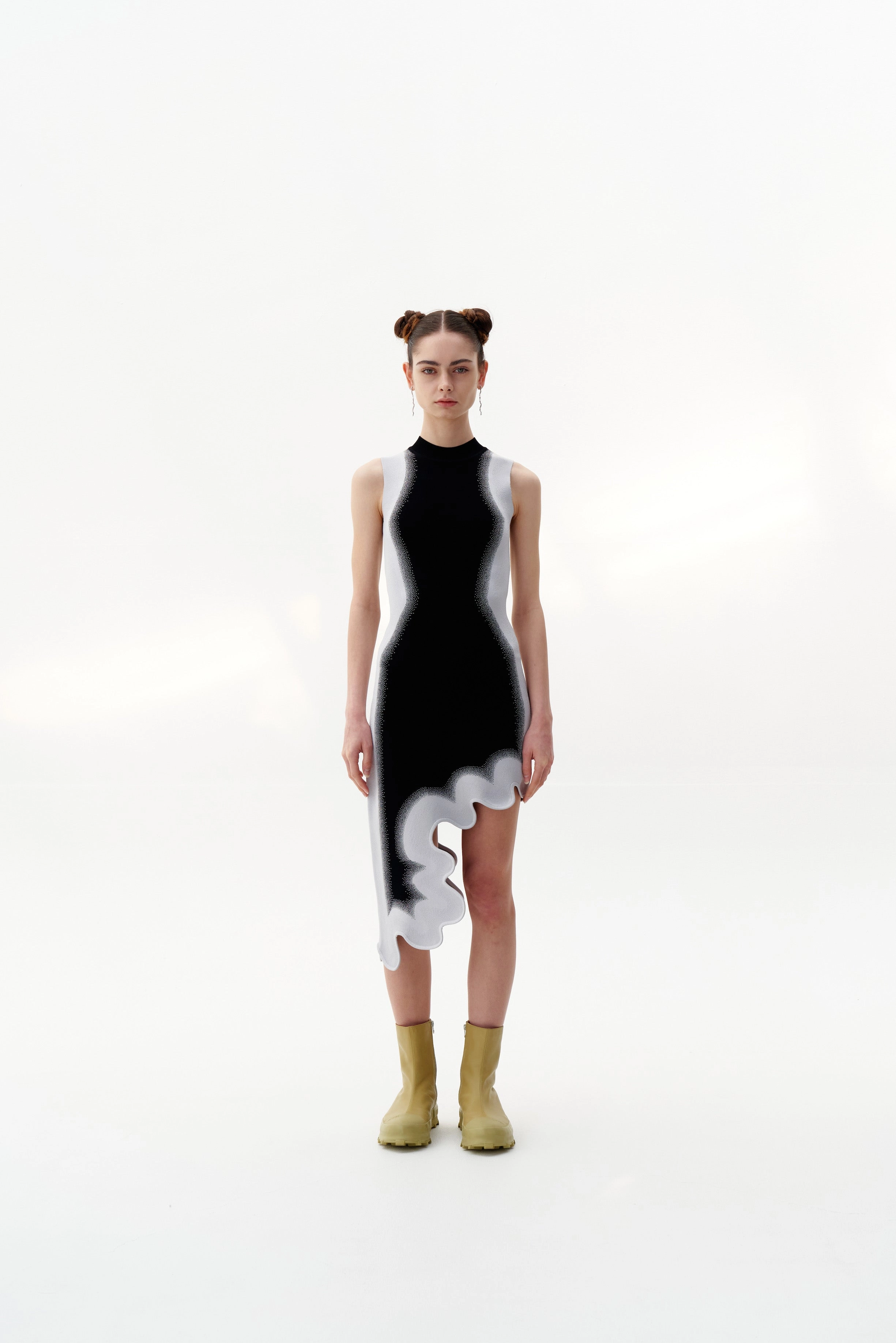 MIA SIGNATURE WAVY DRESS IN SPRAY PRINT