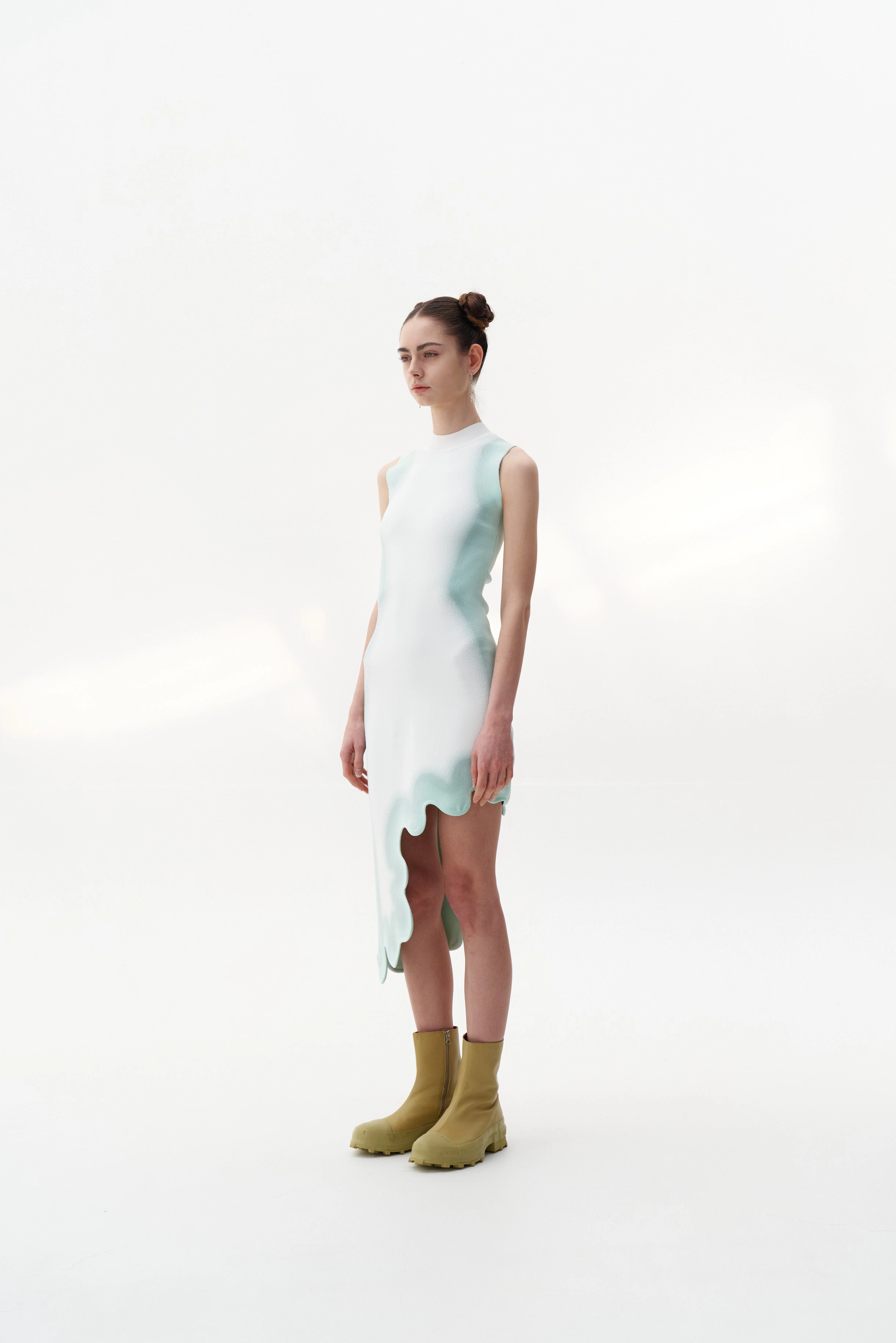 MIA SIGNATURE WAVY DRESS IN SPRAY PRINT